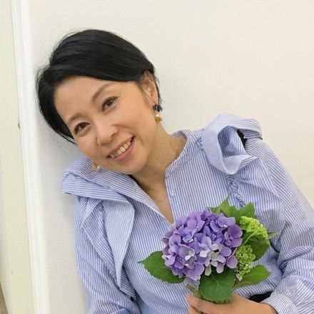 紫陽花を手に微笑む占星術師Sasha